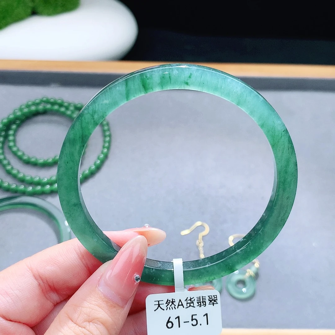 未镶嵌手镯（圆镯）翡翠