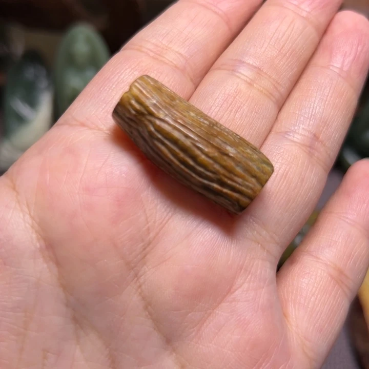 颈饰未镶嵌岫岩河磨玉（透闪石质玉）