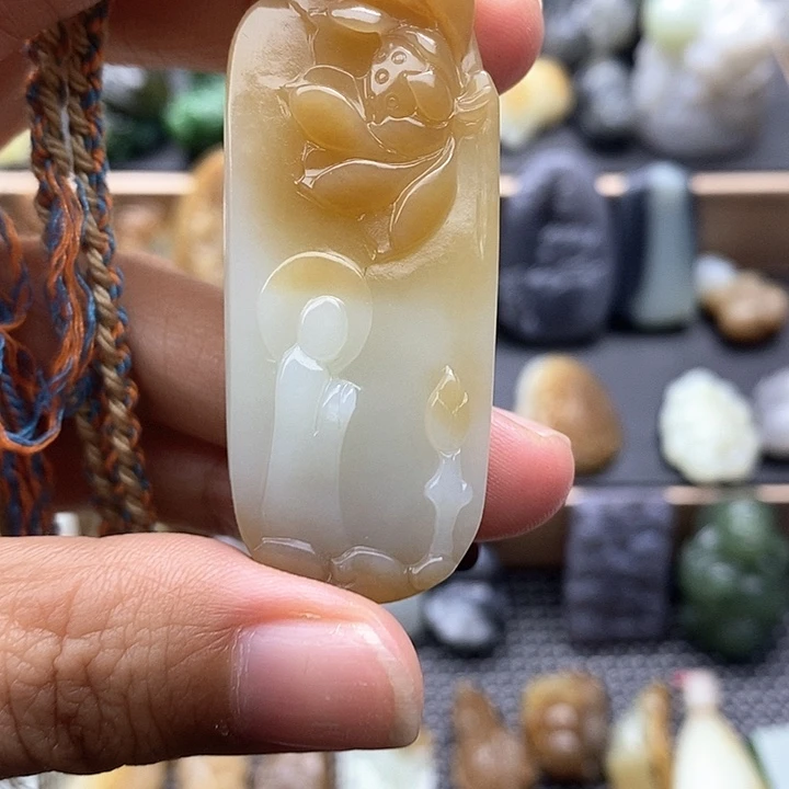 颈饰未镶嵌和田玉（糖玉）