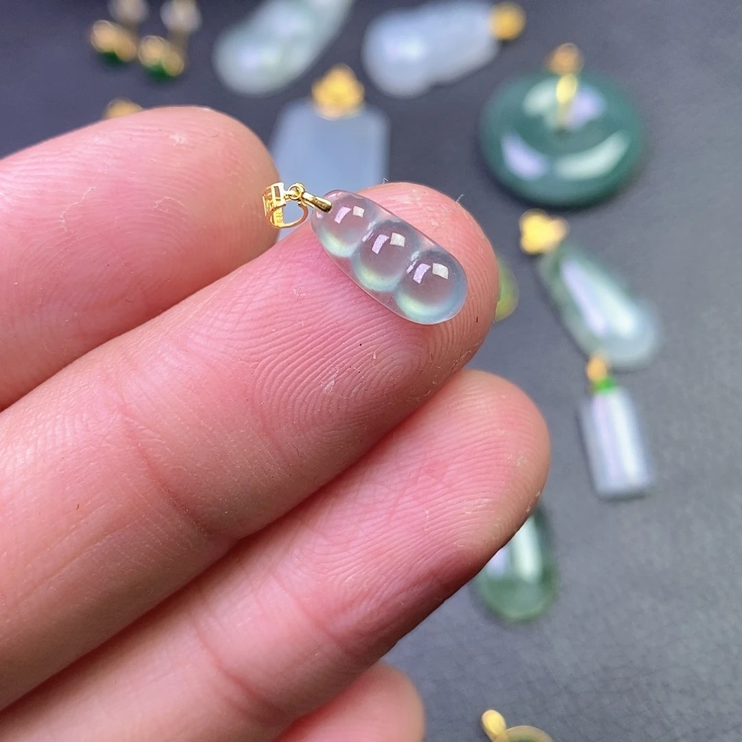 颈饰18K金镶嵌翡翠