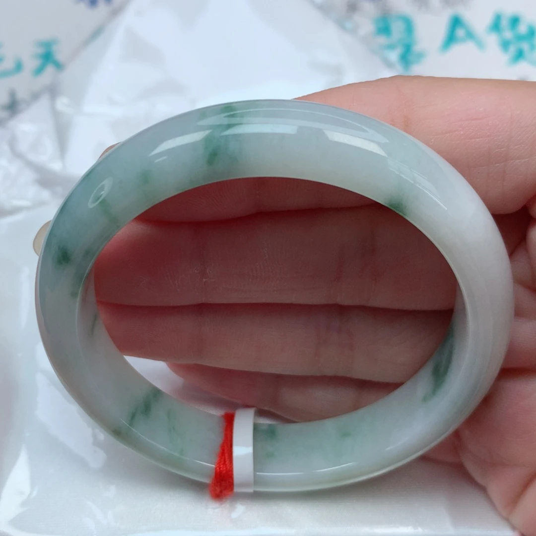 翡翠手镯未镶嵌53.7圈 白底飘绿花 有纹