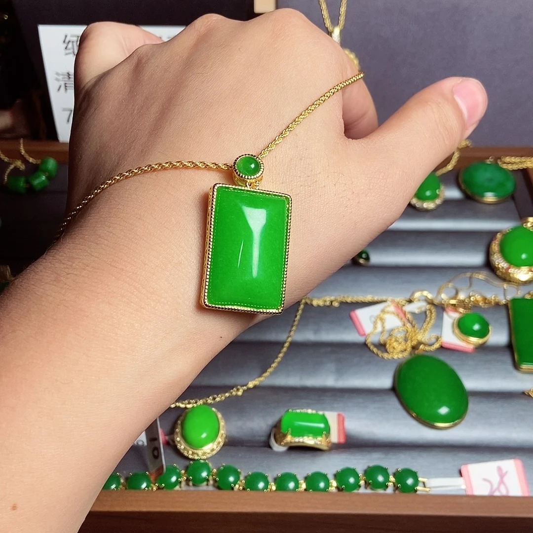 颈饰18K金镶嵌翡翠10