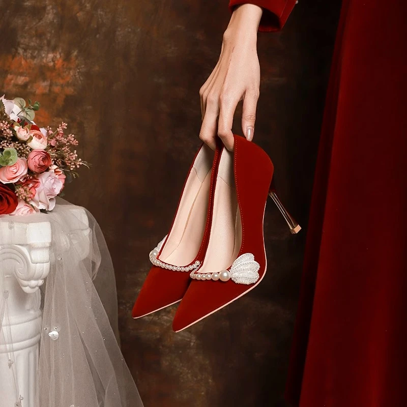 chic珍珠红色婚鞋！小众气质绒面新娘秀禾鞋订婚晚宴配旗袍高跟鞋