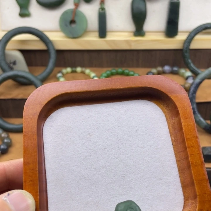 爱***芬和田玉（碧玉）未镶嵌颈饰