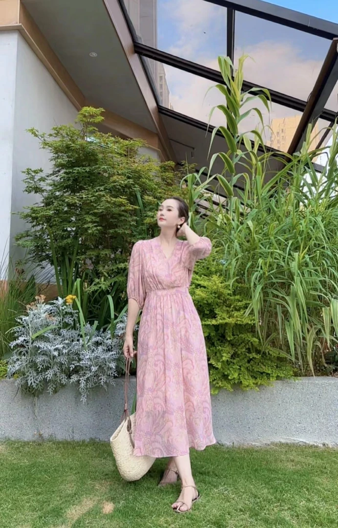 中袖V领连衣裙女2025夏新款温柔风显瘦收腰长款连衣裙6800