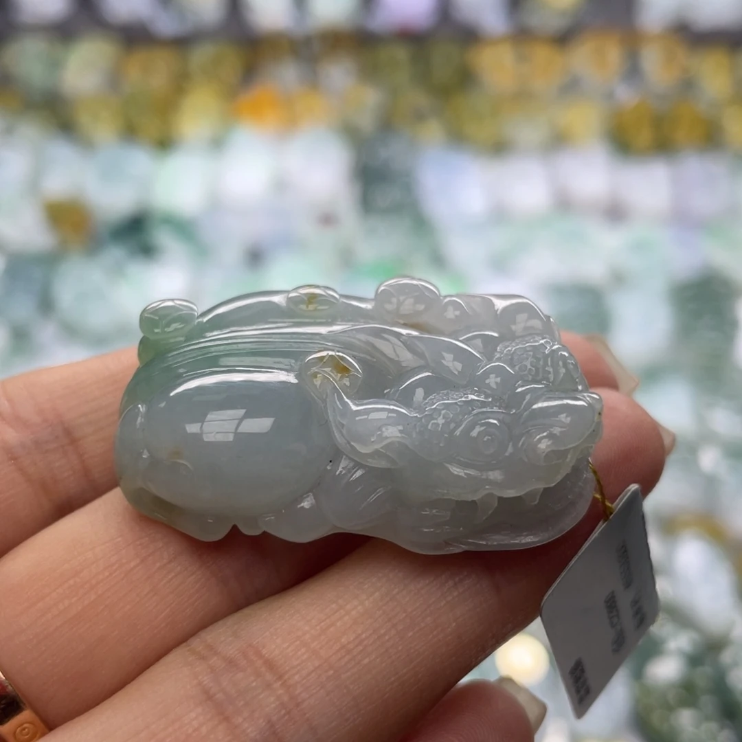 翡翠未镶嵌颈饰貔貅