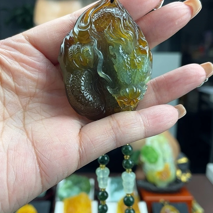 蛇纹石玉未镶嵌颈饰