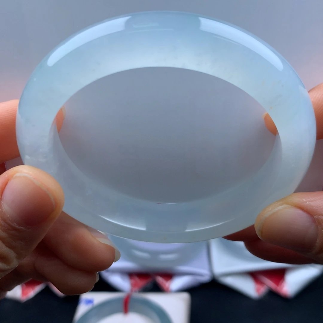 荼***开翡翠未镶嵌手镯冰透起光