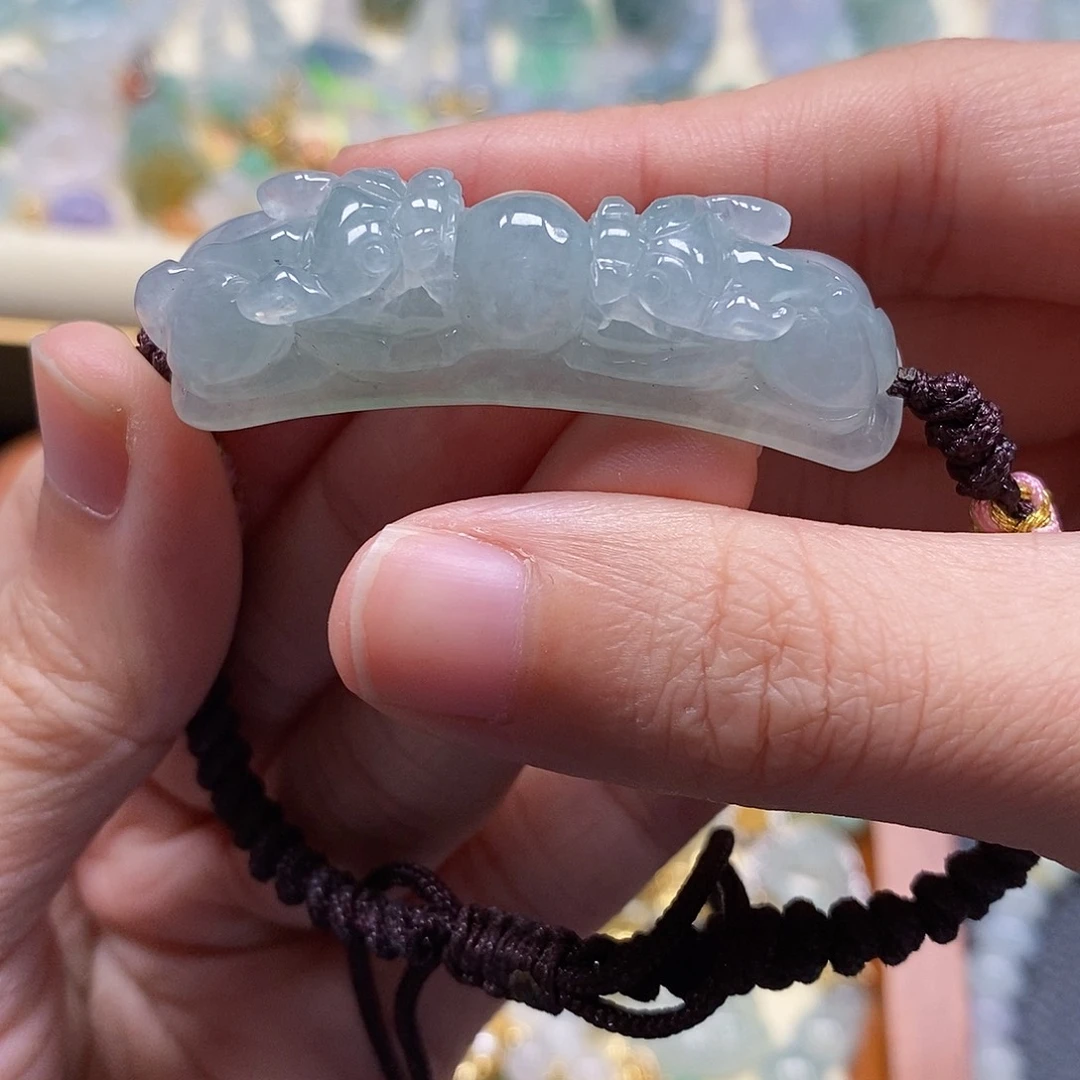 翡翠未镶嵌颈饰闪