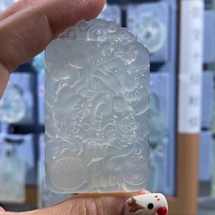 老***梅岫玉未镶嵌颈饰吊坠