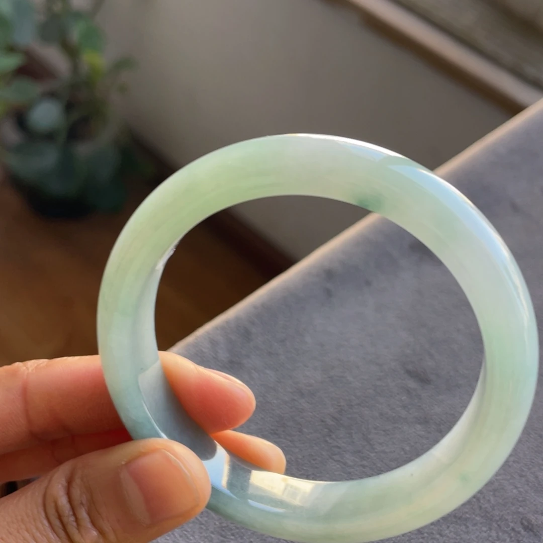 翡翠未镶嵌手镯蓝底