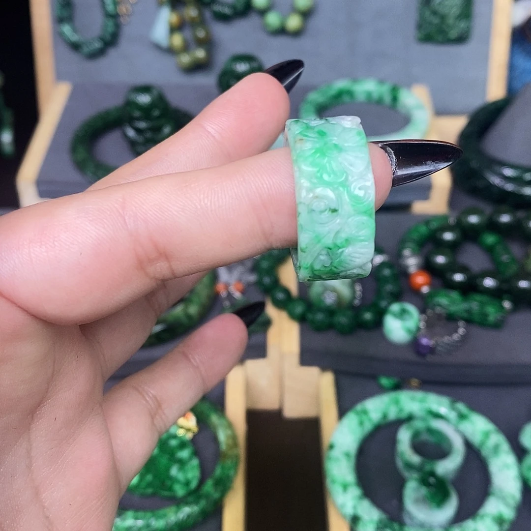 未镶嵌戒指翡翠不****…漂亮美眉