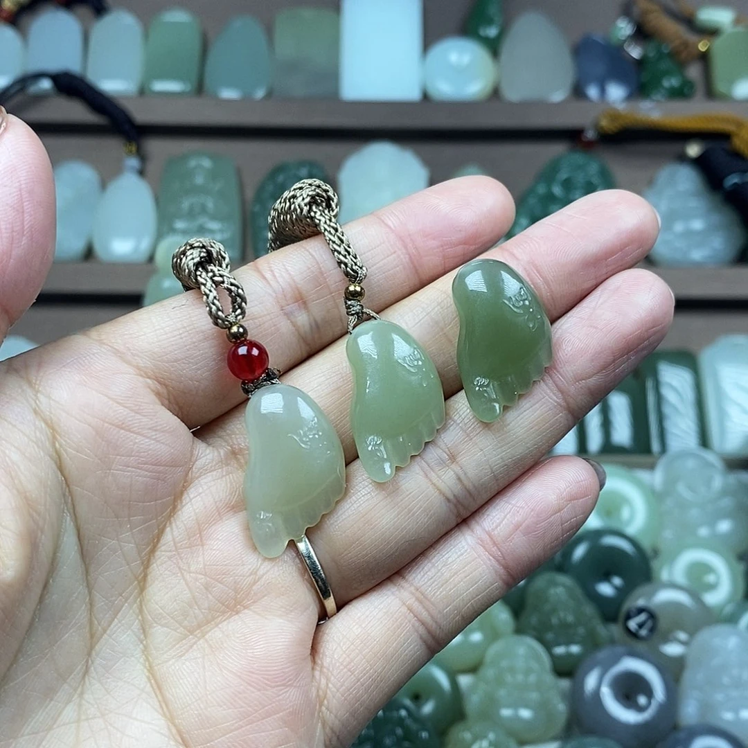 和田玉未镶嵌颈饰小脚丫子多样性发1件