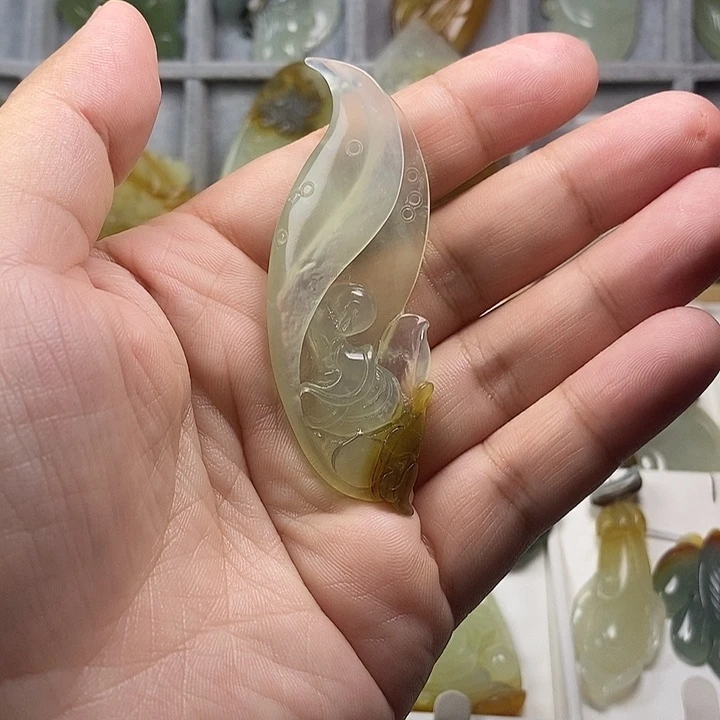 周***刚未镶嵌蛇纹石玉吊坠(不含链)