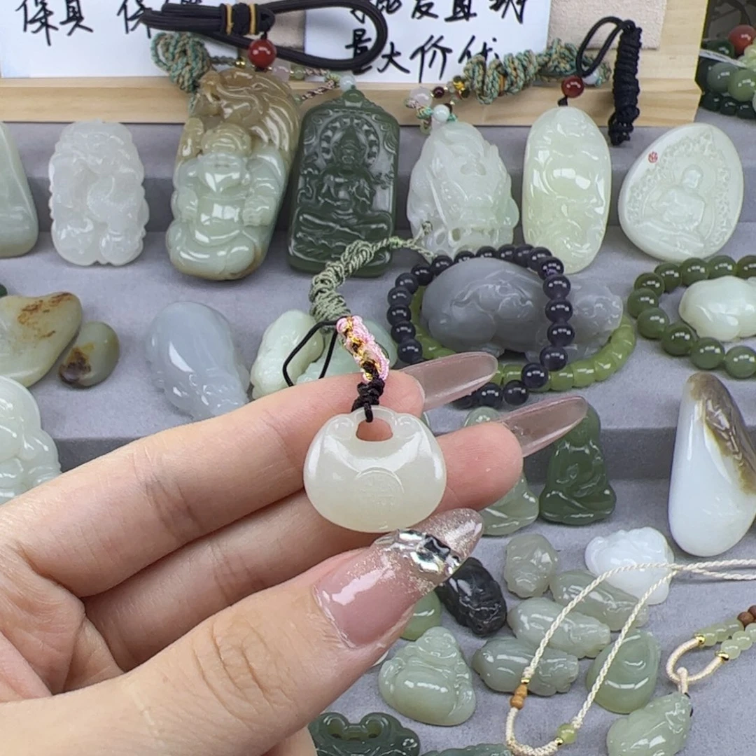 颈饰未镶嵌和田玉