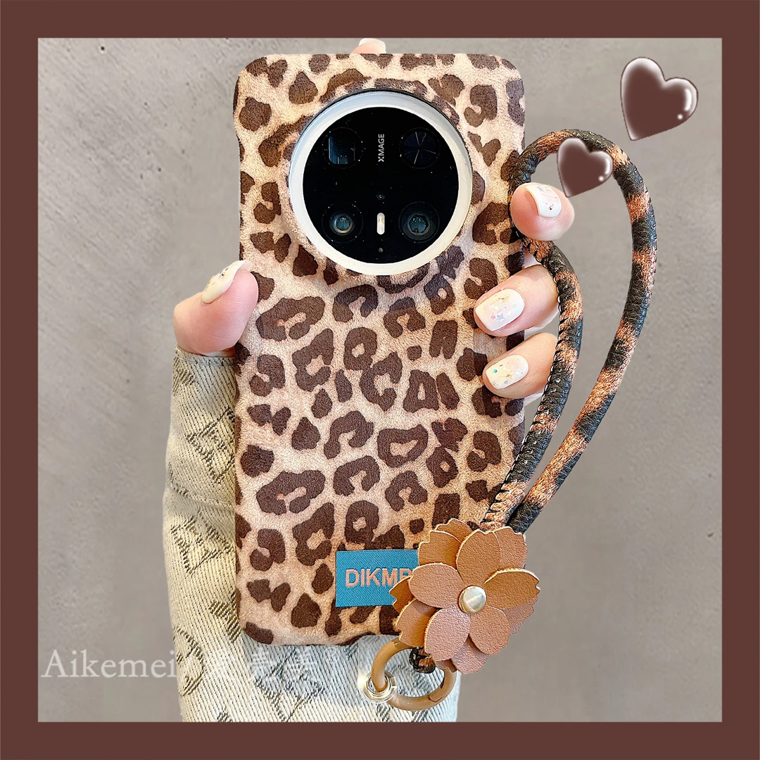 适用华为mate70pro+手机壳秋冬豹纹绒布mate60pro+皮质花朵挂绳女