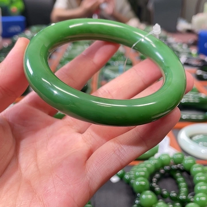 和田玉（碧玉）手镯未镶嵌肉底辣色粉绿