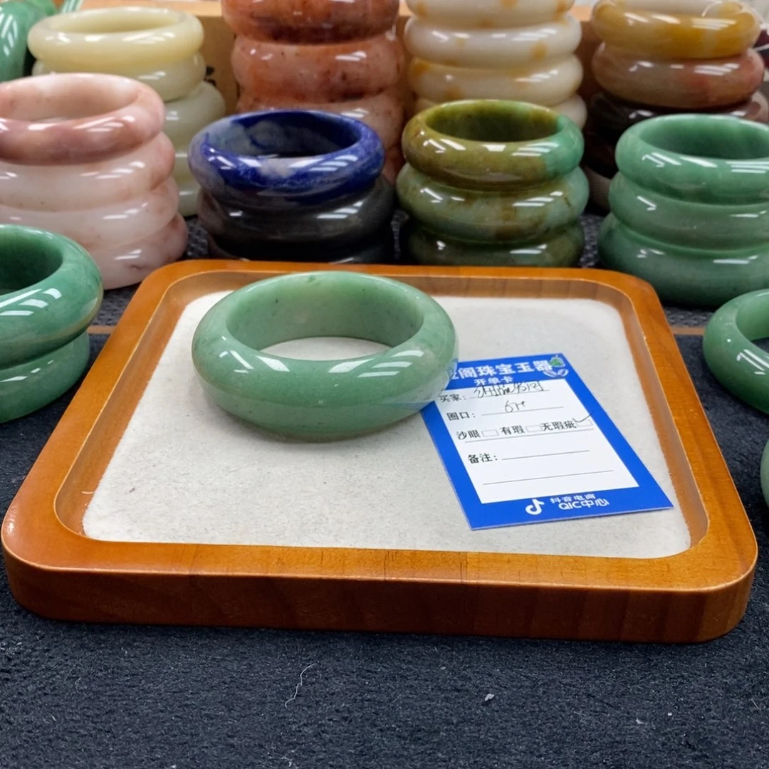 细***…未镶嵌手镯石英质玉