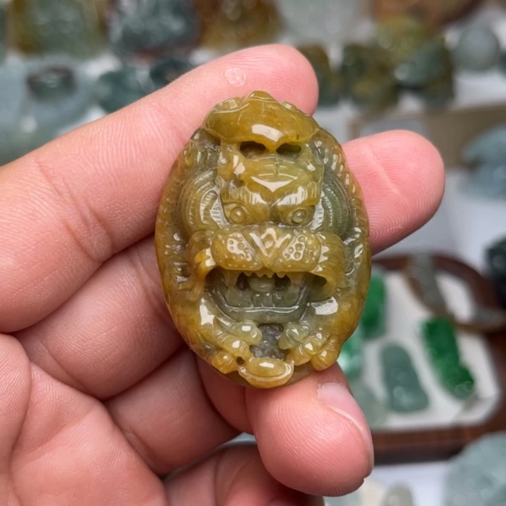 翡翠未镶嵌颈饰老虎