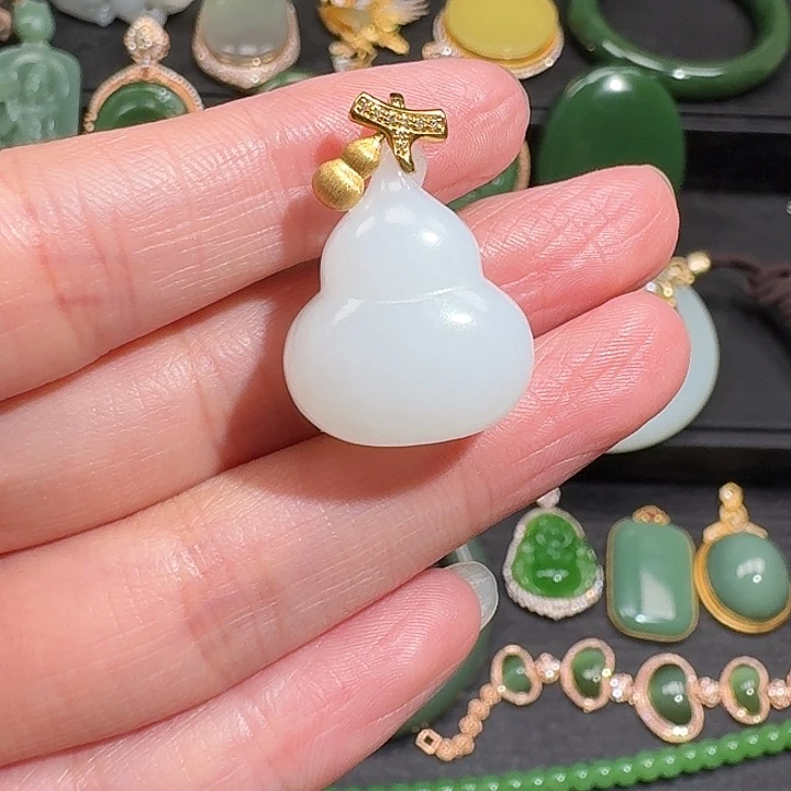 颈饰18K金镶嵌和田玉新疆山料羊脂白玉