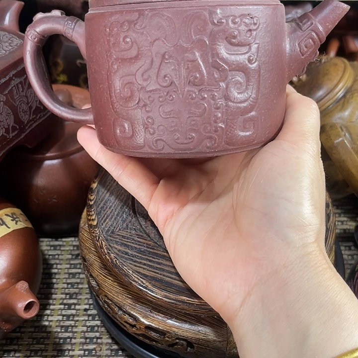 茶壶紫砂原矿泥料手工制作的一把紫砂壶。