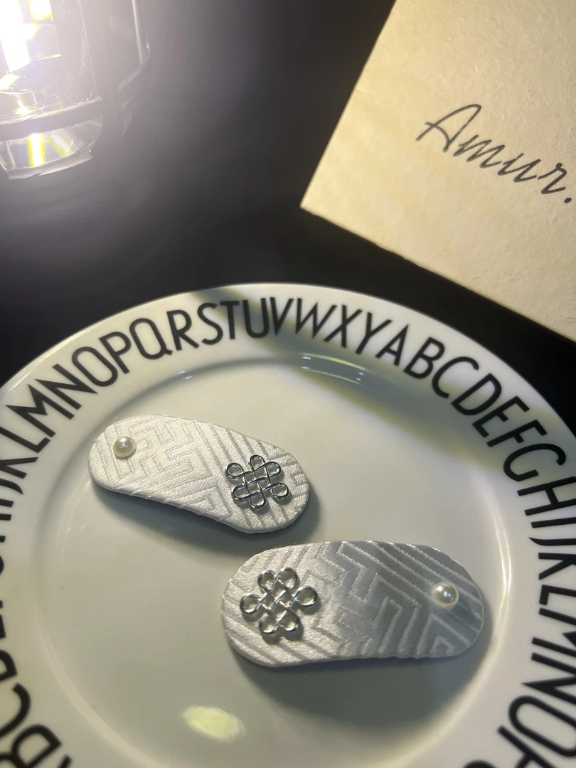 某缎面料蒙元素发夹手工气质时尚