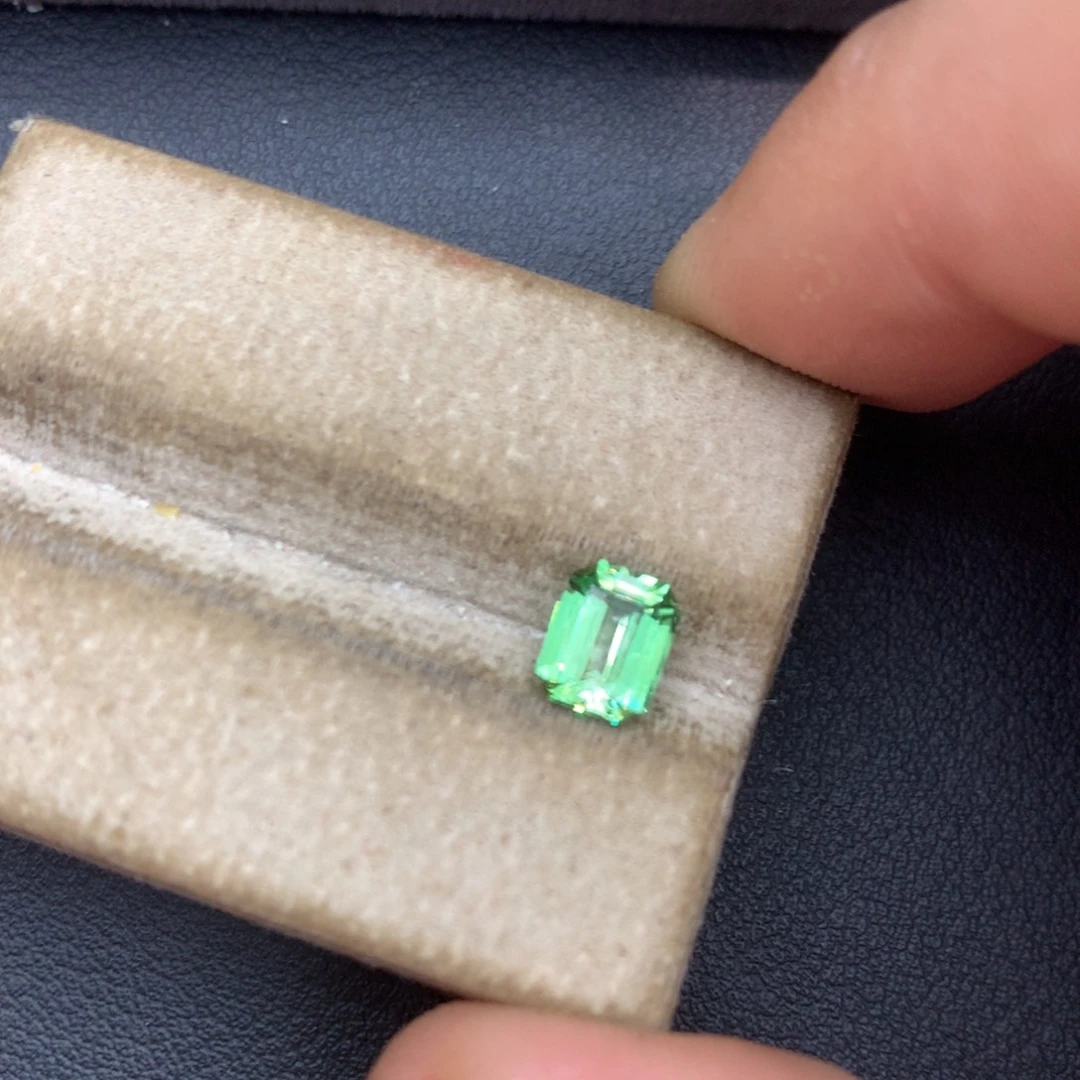 未镶嵌裸石石榴石1.04ct