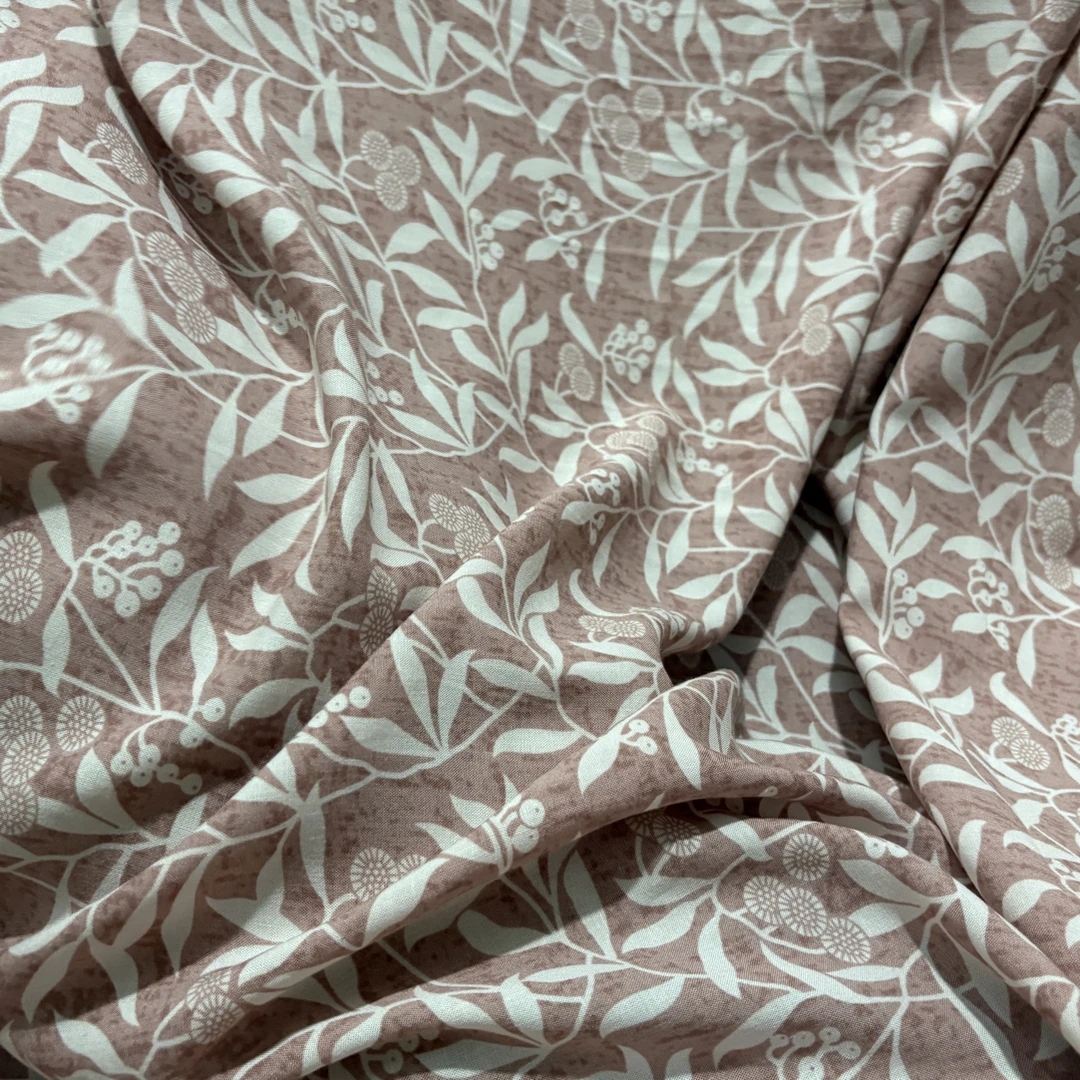 （42号花型）肉粉色底白色竹叶花麻棉面料有微弹