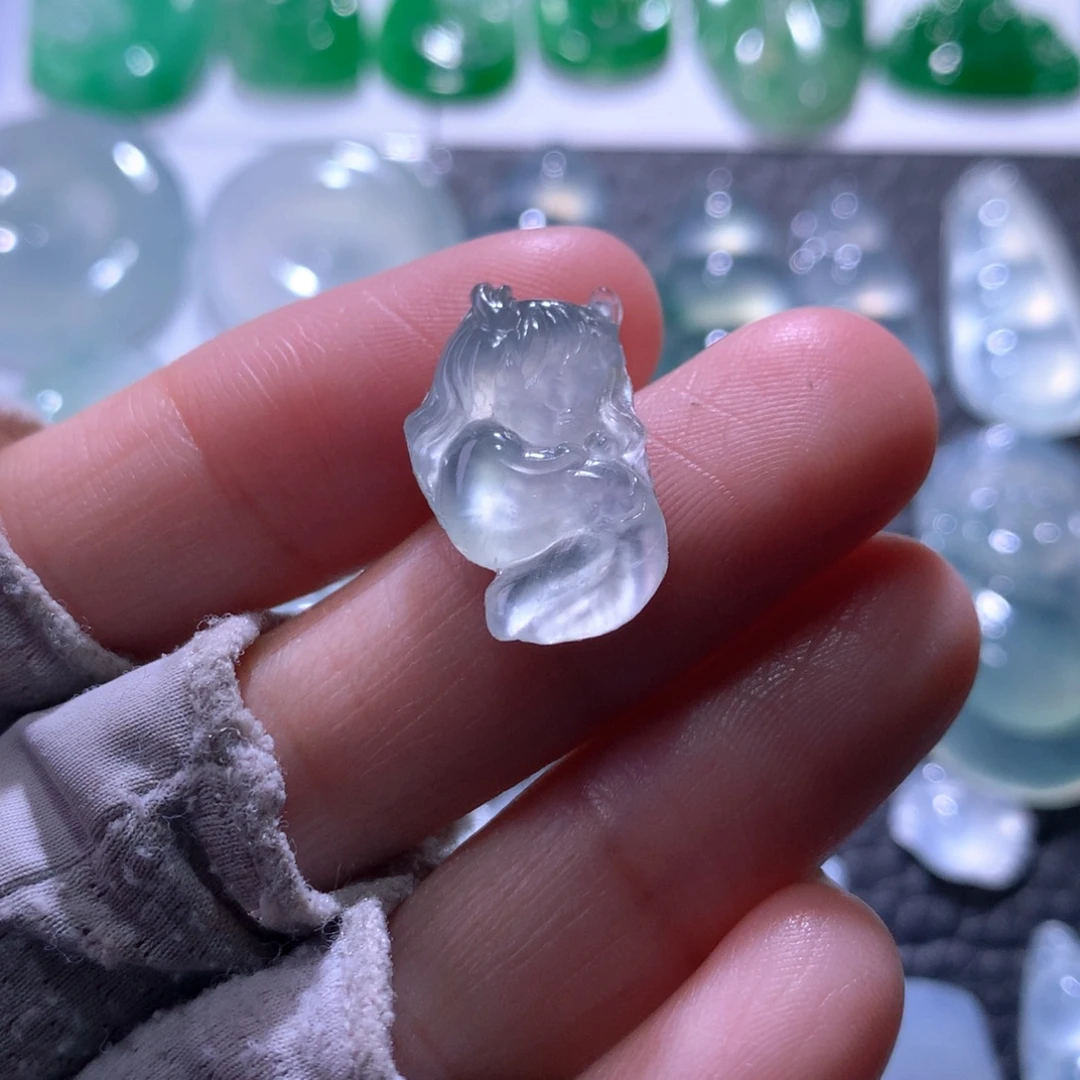 翡翠未镶嵌颈饰仙子