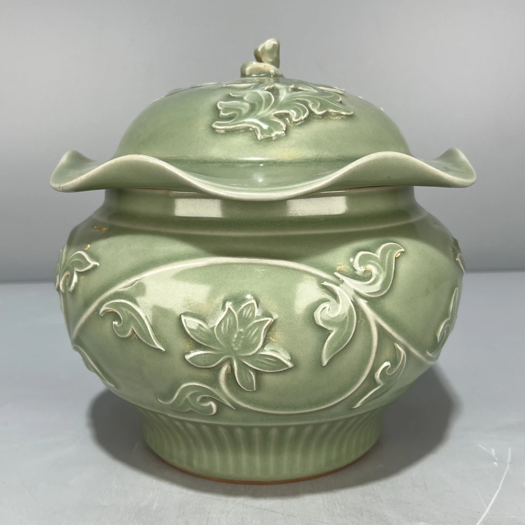 当代仿制 仿古龙泉窑青釉雕刻卷草纹荷叶盖罐