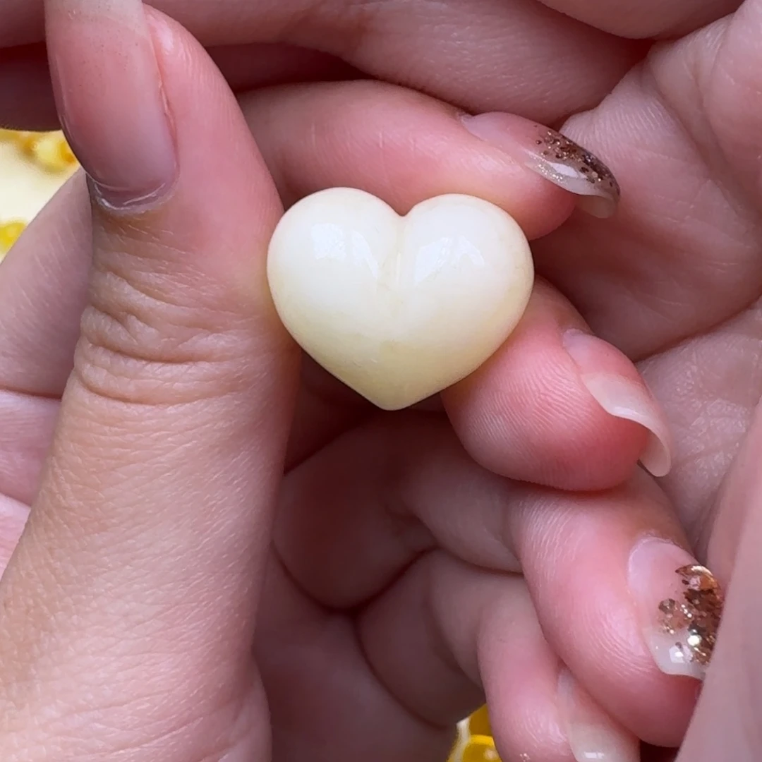 琥珀未镶嵌裸石7号特价大漏瓷白浓蜡饱满屁桃