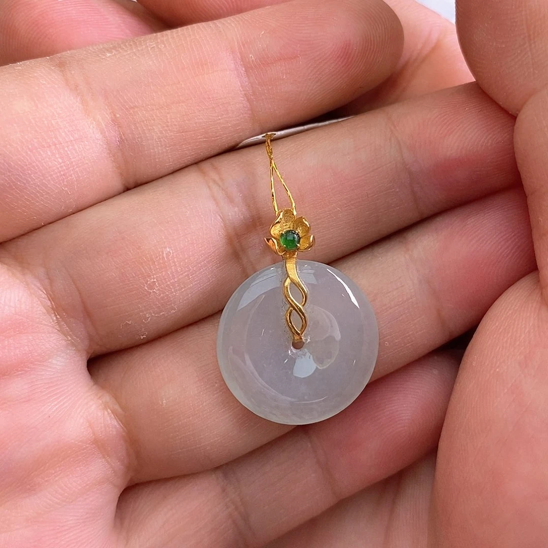 翡翠18K金镶嵌颈饰平安扣