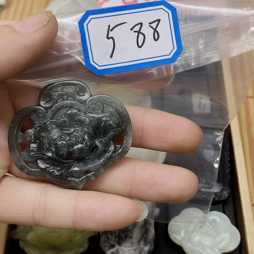 蛇纹石玉未镶嵌颈饰燕*飞588