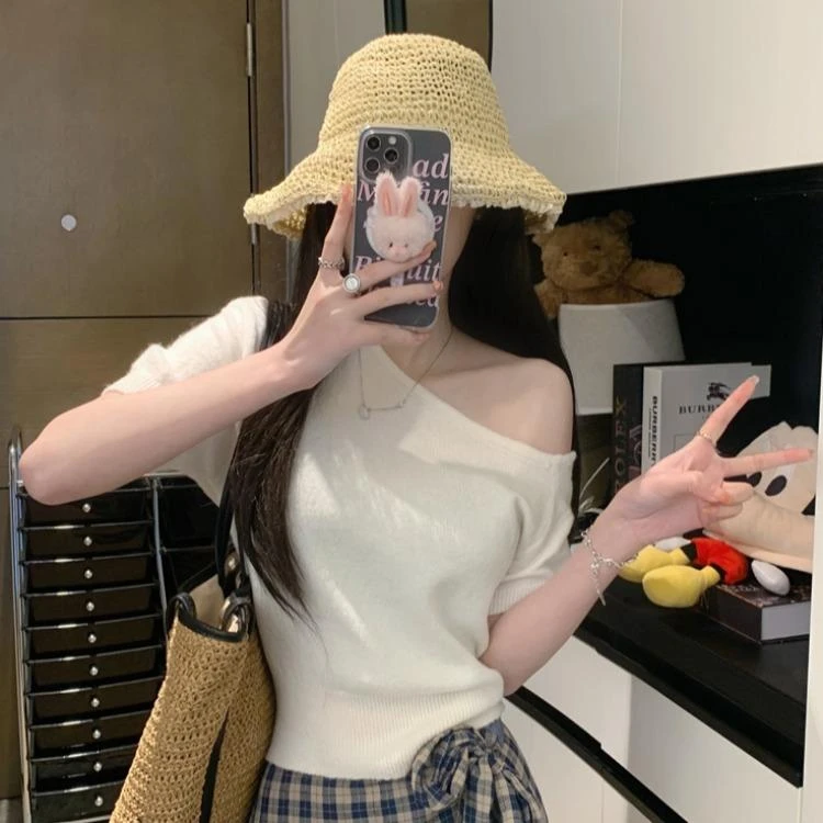 白色斜肩露肩短袖冰丝针织衫女夏季设计感韩系chic辣妹一字肩上衣