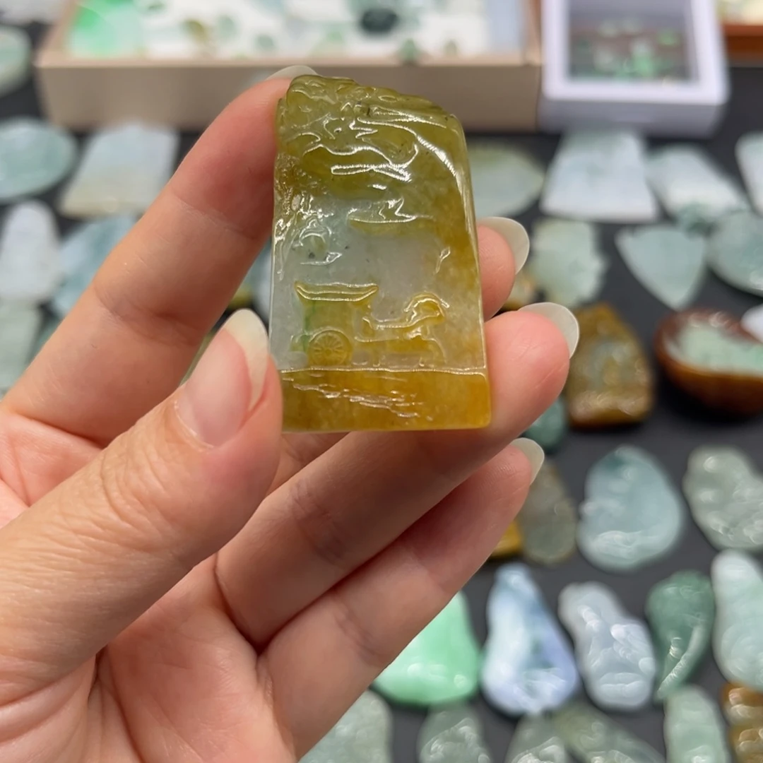 翡翠未镶嵌颈饰前程似锦