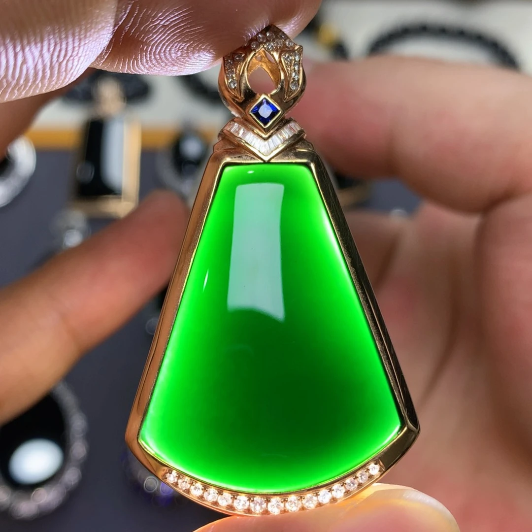 颈饰18K金镶嵌翡翠墨翠无事牌