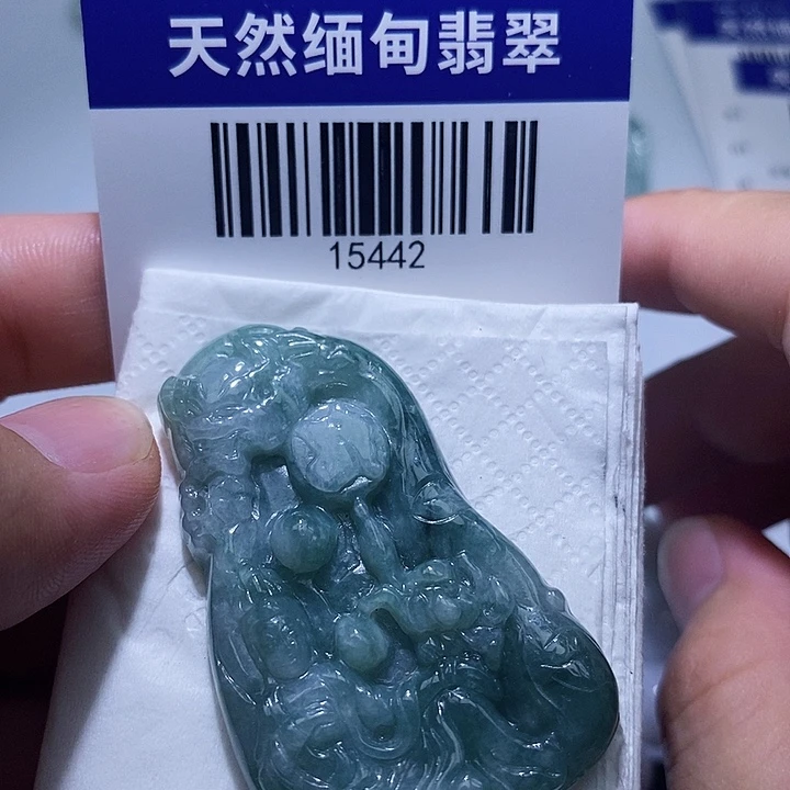 翡翠未镶嵌颈饰是