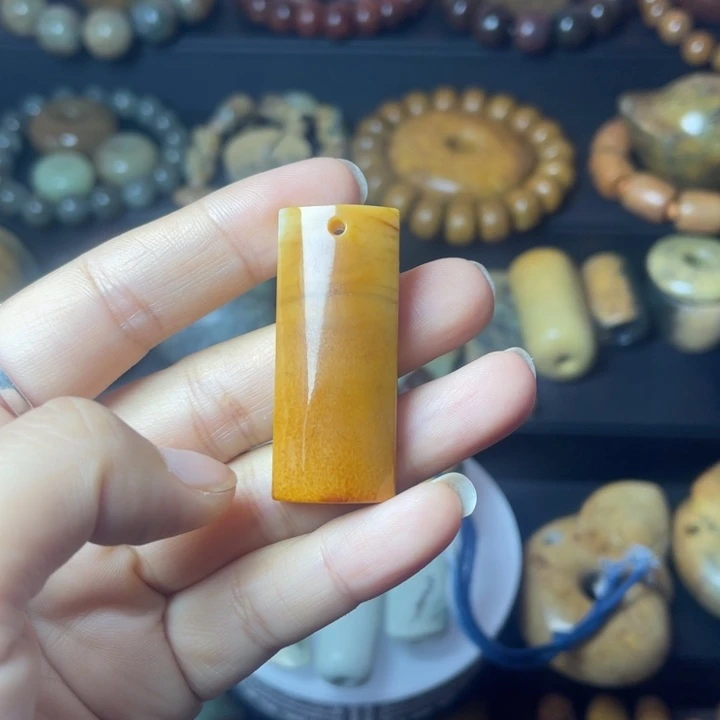 未镶嵌岫岩河磨玉（透闪石质玉）挂件