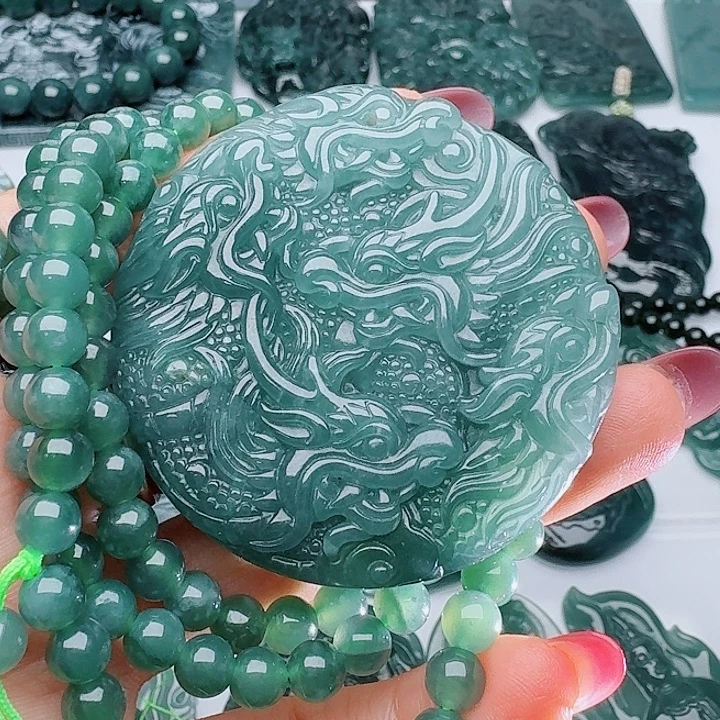 翡翠未镶嵌颈饰多样性发其一