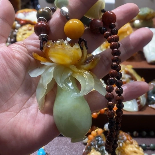 蛇纹石玉未镶嵌颈饰