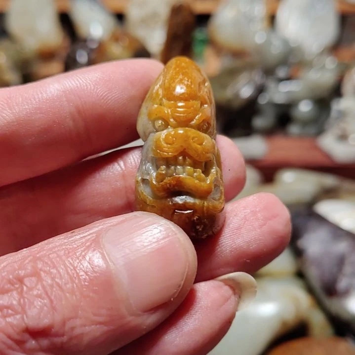 和田玉和田玉手工雕刻挂件未镶嵌男**巴