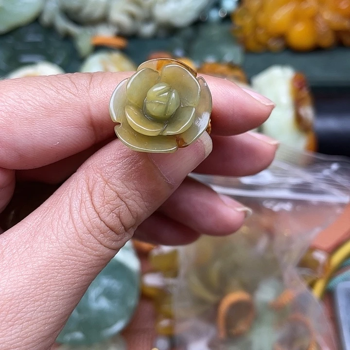 蛇纹石玉吊坠未镶嵌冷****?