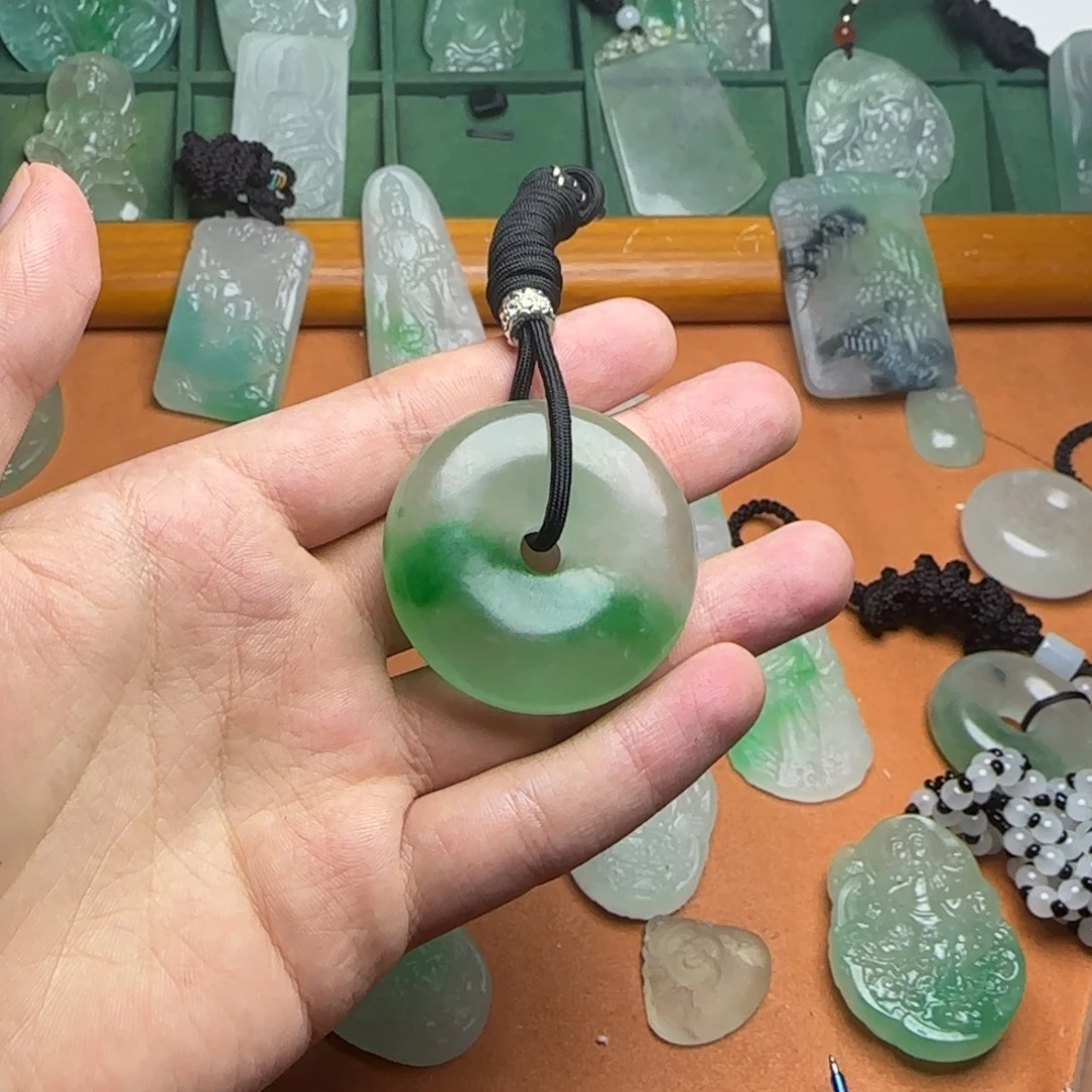 翡翠未镶嵌颈饰平安扣