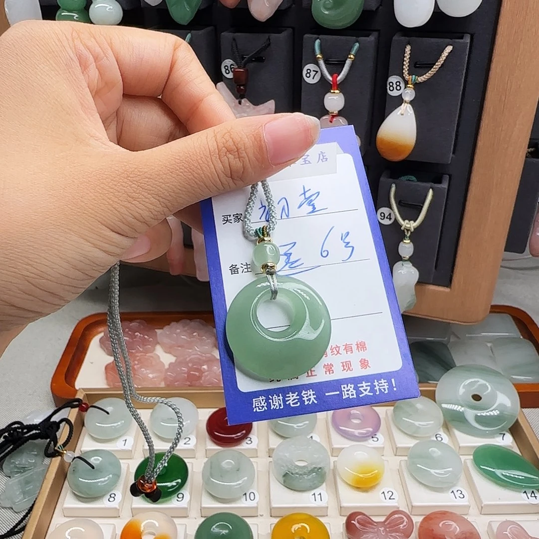 石英质玉未镶嵌颈饰