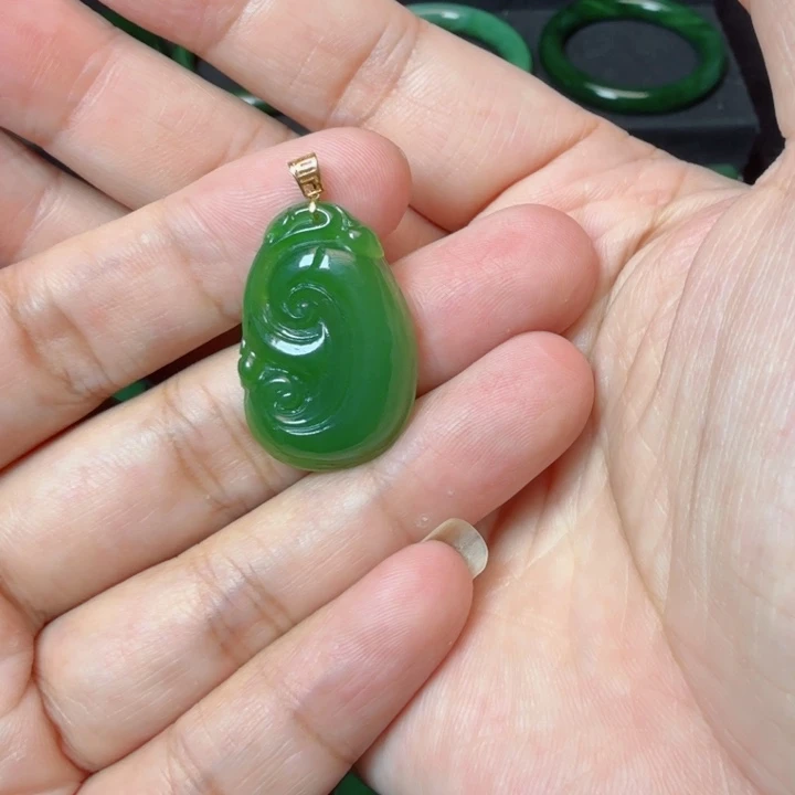 红****和田玉（碧玉）18K金镶嵌颈饰