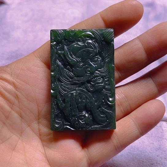 蛇纹石玉未镶嵌颈饰温***人