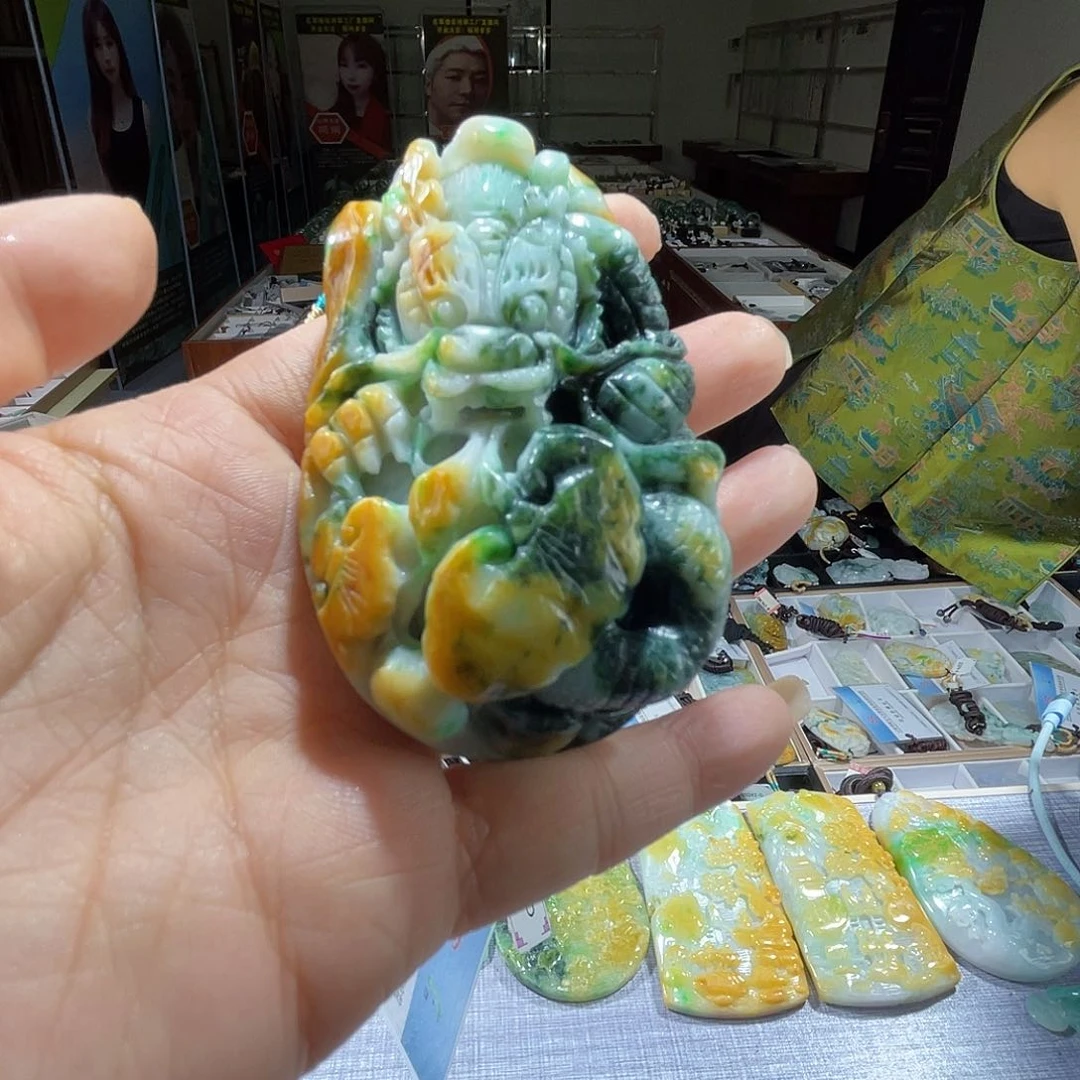 翡翠未镶嵌颈饰一个