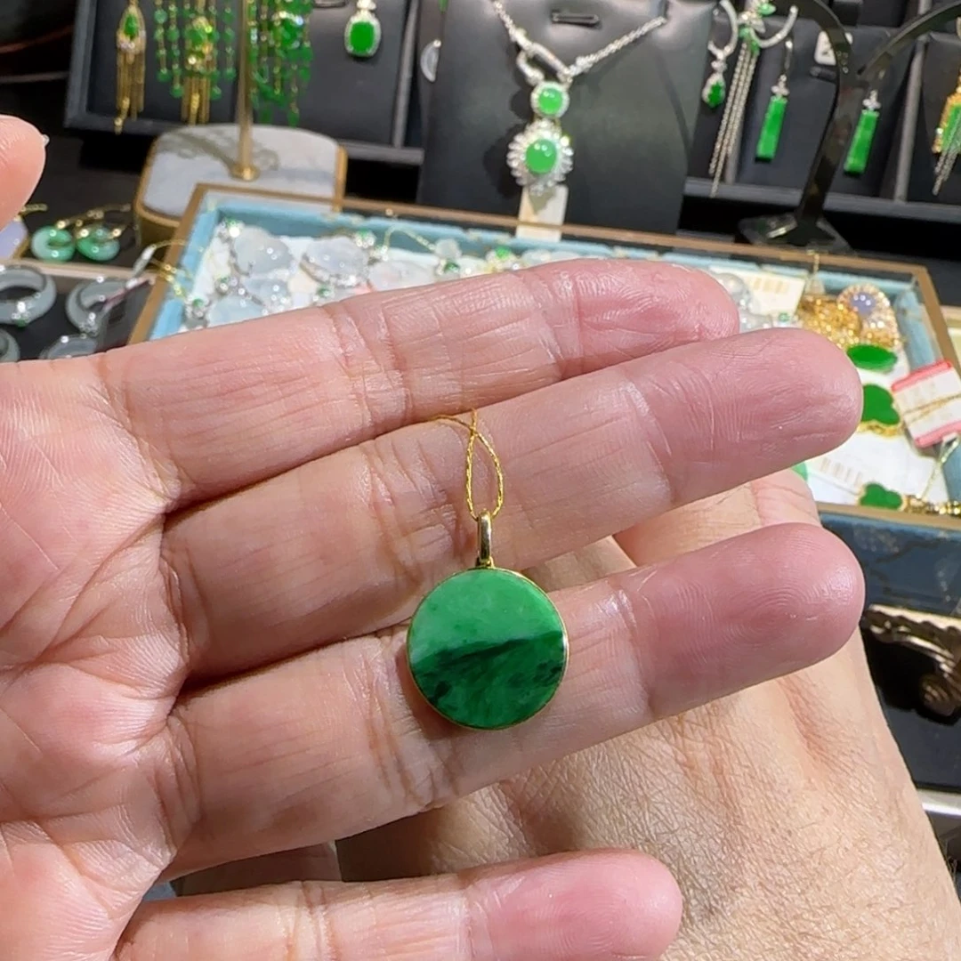 翡翠18K金镶嵌颈饰吊坠