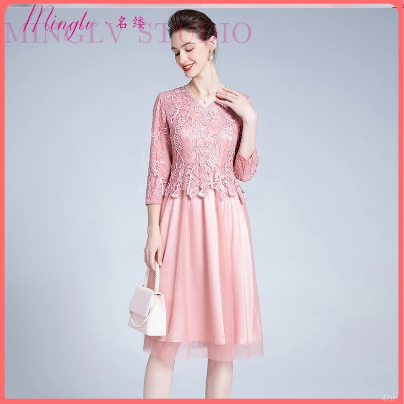 名缕新款时尚百搭气质女25秋季气质V领高端刺绣连衣裙