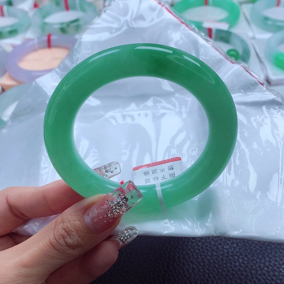 翡翠手镯未镶嵌苏***起